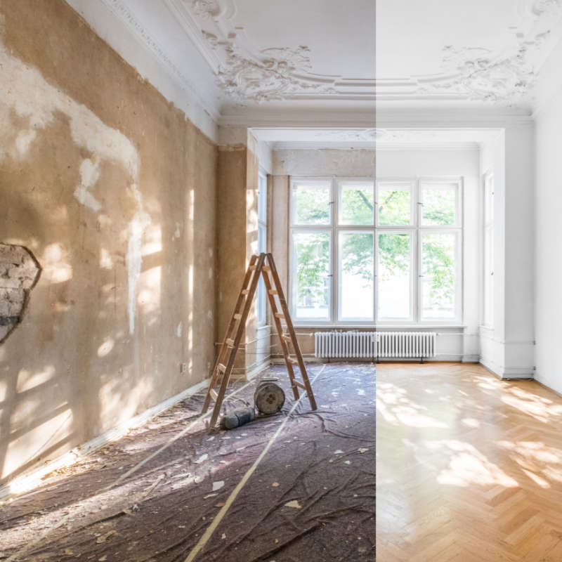 Das Bild zeigt eine Wohnung vor und nach der Sanierung.