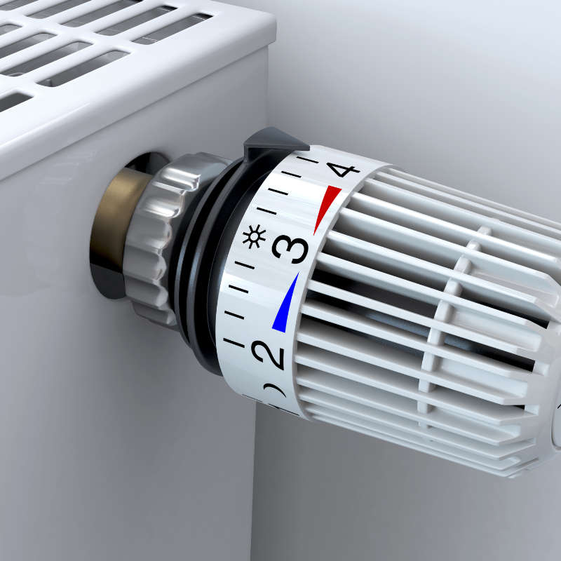 Das Bild zeigt einen weißen Heizkörper samt Thermostat, die Temperatur ist auf Stufe 4 von 4 und somit auf sehr warm eingestellt.